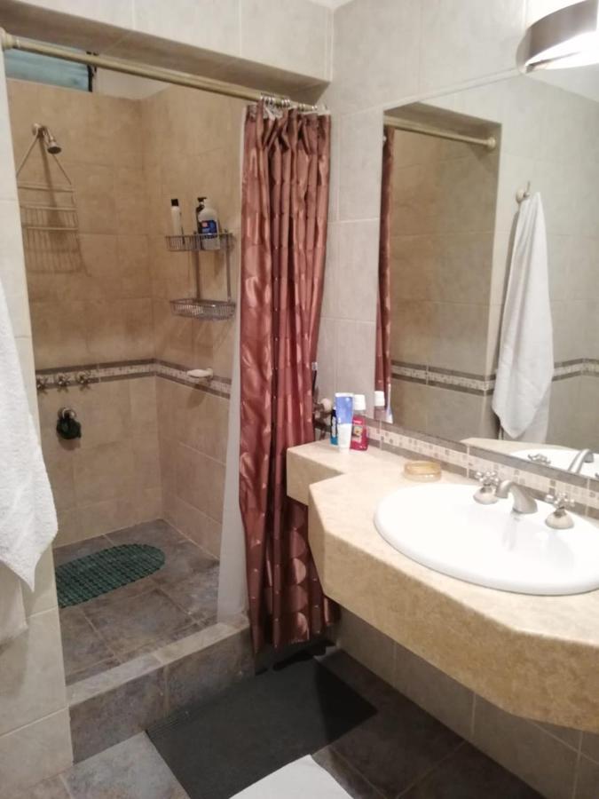 Casa Con Pileta Entre Bodegas Y Viñedos - Habitación Con Baño En